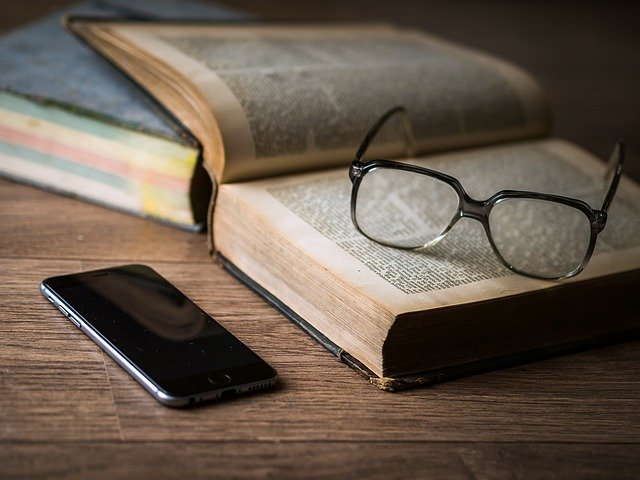 brýle, mobil a kniha.jpg