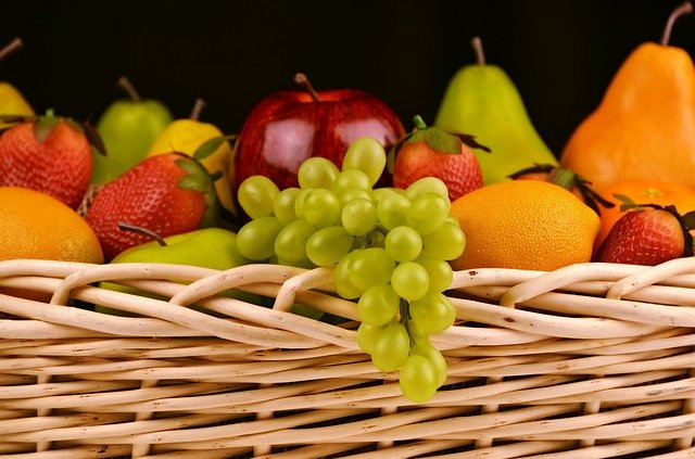 košík s ovocem a hrozny